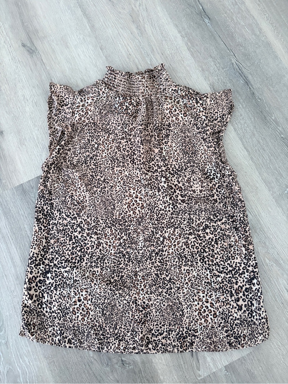 Vince Camuto Leopard Print Sleeveless Smocked Yoke Top - Picture 2 of 6